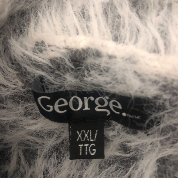 Womens White & Grey Fuzzy Sweater. Size XXL. - Picture 5 of 6